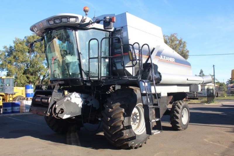 2009 Gleaner R65 Harvester