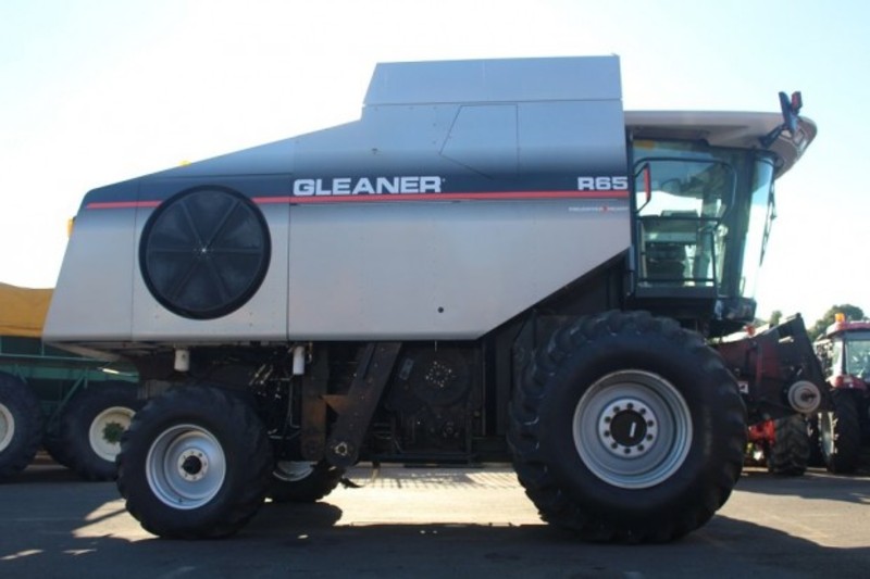 2009 Gleaner R65 Harvester