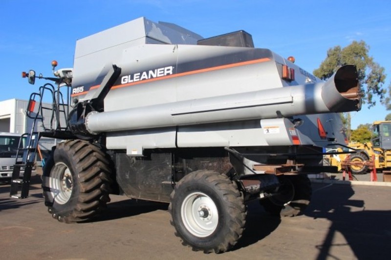 2009 Gleaner R65 Harvester