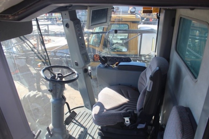 2009 Gleaner R65 Harvester