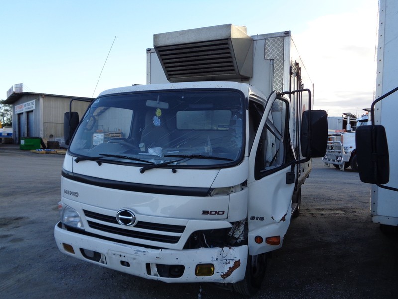 2009 HINO 614 - 300 Series DUTRO 300 614 - 300 Series Truck