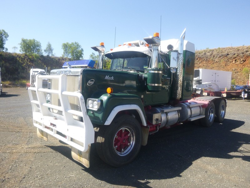 1984 MACK R700 SERIES SuperLiner R700 SERIES Truck