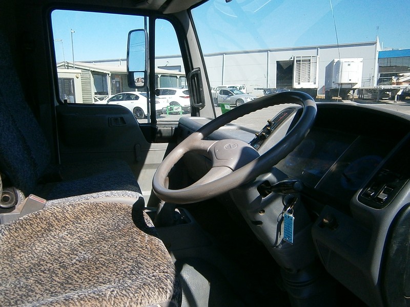 2001 HINO FC 1022-500 Series Beavertail FC 1022-500 Series Truck