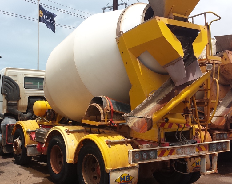 2005 VOLVO MODEL FM9