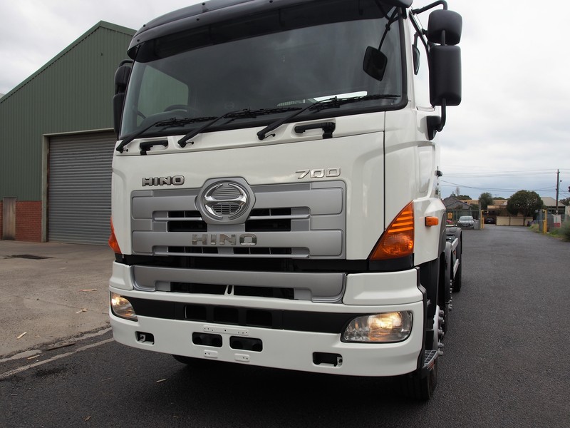 2009 HINO 700 (FY)