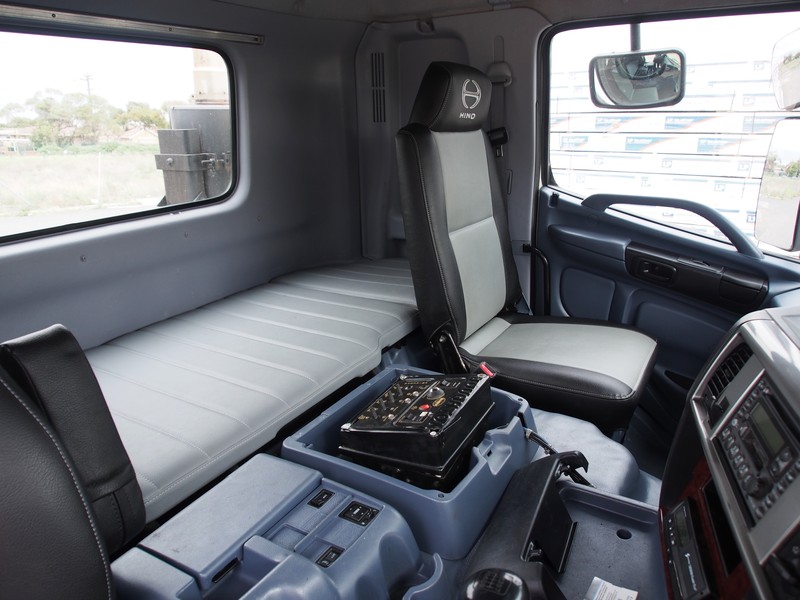 2009 HINO 700 (FY)