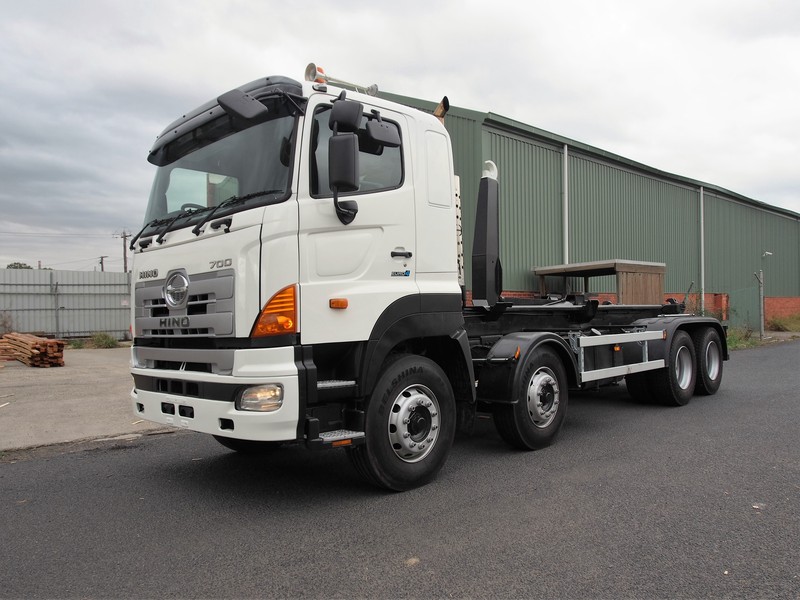 2009 HINO 700 (FY)