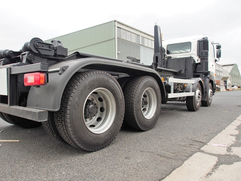 2009 HINO 700 (FY)