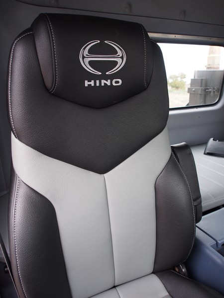 2009 HINO 700 (FY)