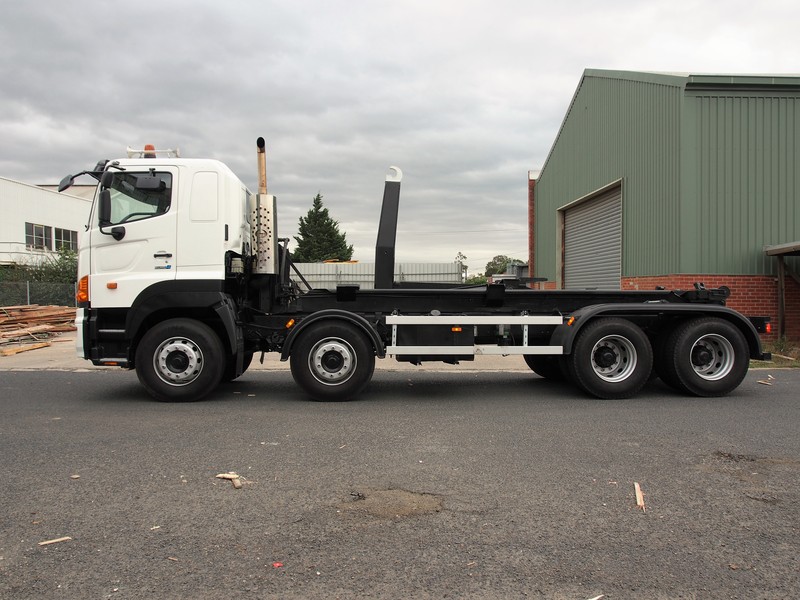 2009 HINO 700 (FY)