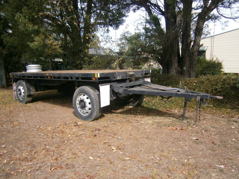 1982 HAULMARK 2 AXLE DOG TRAILER