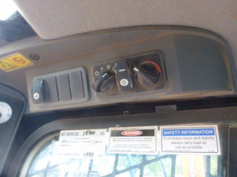 2011 CATERPILLAR 279C Loader