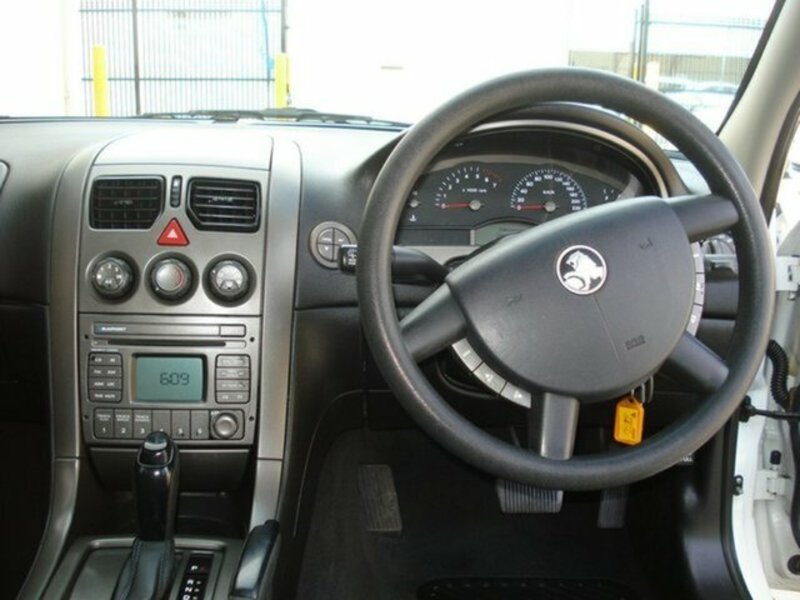 2004 HOLDEN COMMODORE EXECUTIVE VYII