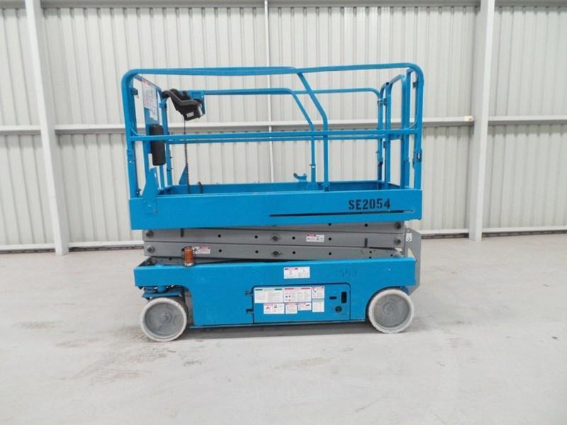 2005 GENIE GS 2046 SCISSOR LIFT