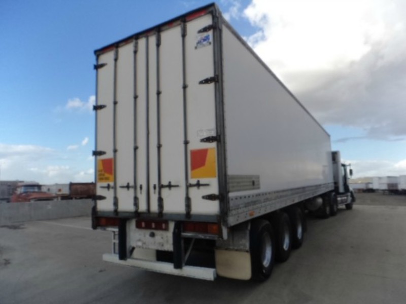 1996 Lucar Refrigerated Van Semi Trailer