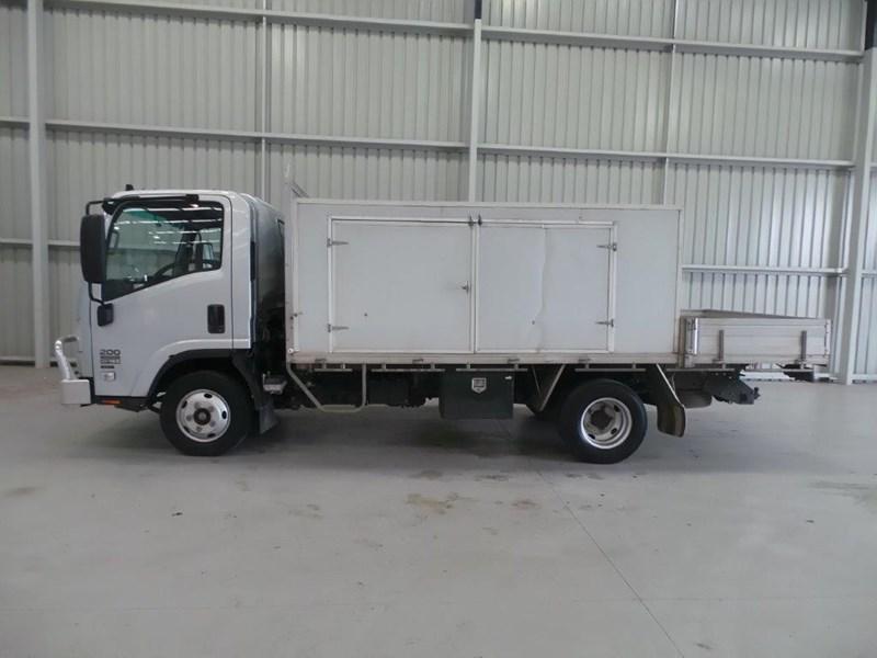 2010 ISUZU NPR200