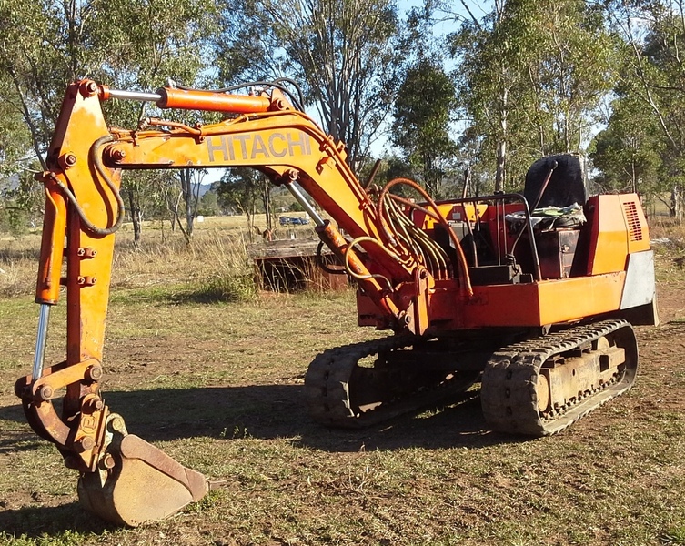 HITACHI 4 TON EXCAVATOR