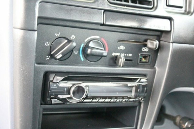 2000 TOYOTA HILUX SR5 (4x4) RZN169R