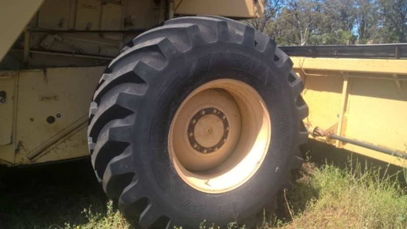 1984 NEW HOLLAND TR95 TR95 TR95 HarvesterHeader