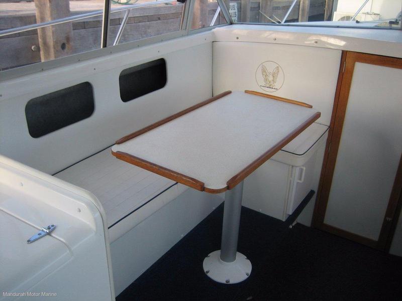 Caribbean 26 Flybridge Cruiser