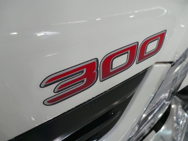 2016 HINO 616 - 300 Series 616 - 300 Series Truck