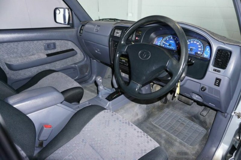 2004 TOYOTA HILUX SR5 (4x4) VZN167R