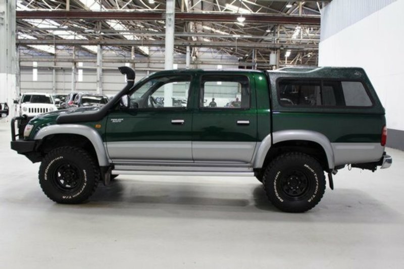 2002 TOYOTA HILUX SR5 (4x4) KZN165R
