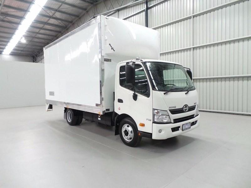 2017 HINO 300 SERIES - 716