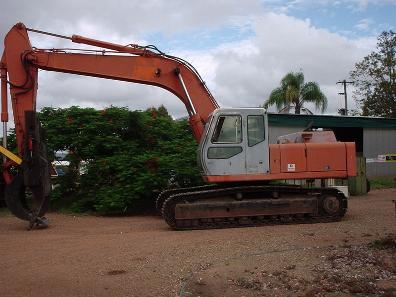 1996 HALLA 28 TON EXCAVATOR 838