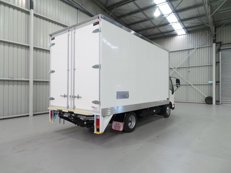 2016 HINO 616 - 300 Series 616 - 300 Series Truck