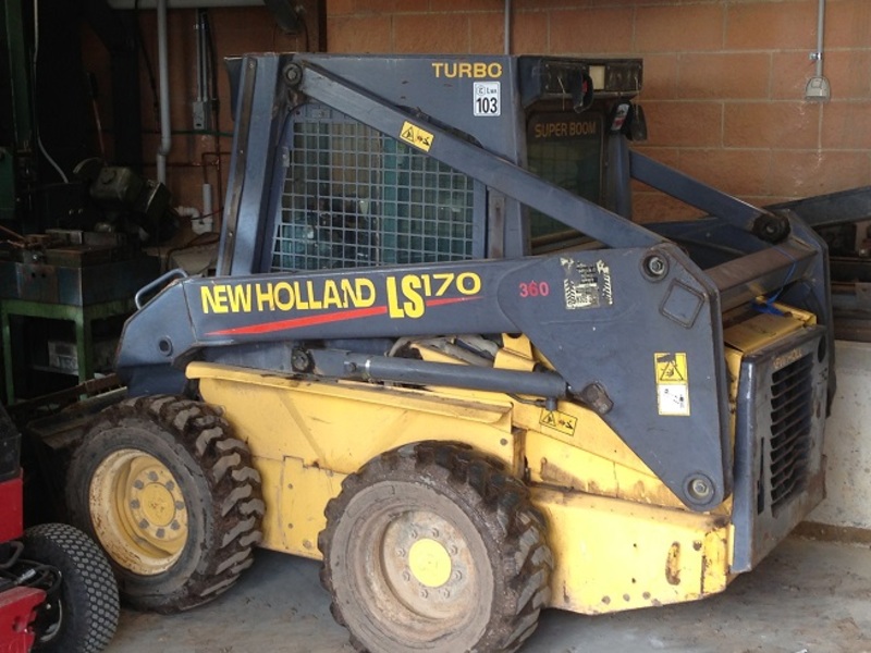 NEW HOLLAND LS170 SKIDSTEER