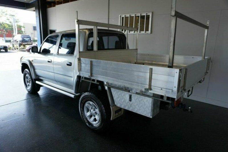 2004 TOYOTA HILUX SR5 (4x4) VZN167R