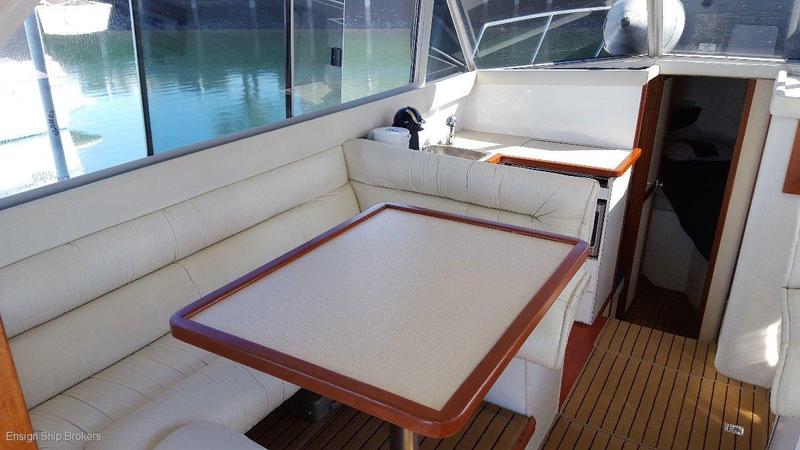 Caribbean 32 Flybridge Cruiser