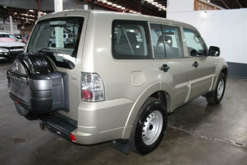 2011 MITSUBISHI PAJERO GL LWB (4x4) NT MY11