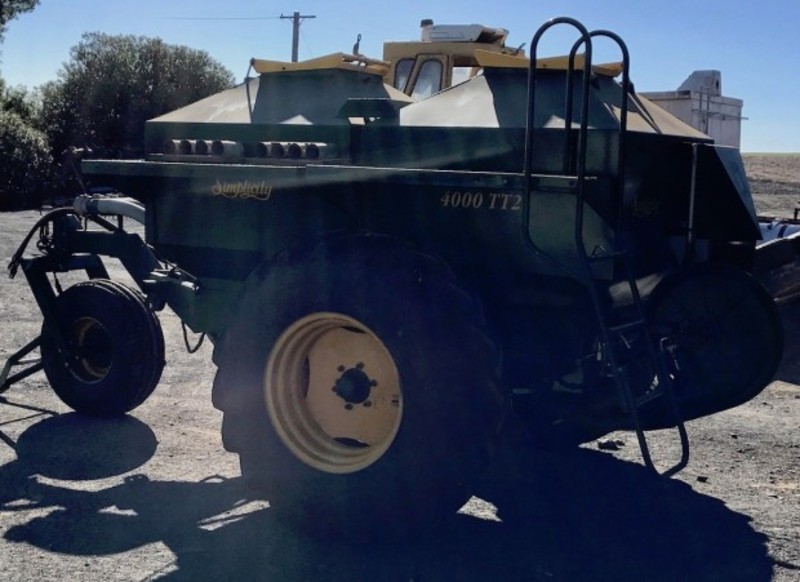 Simplicity 4000 TT2 air seeder cart