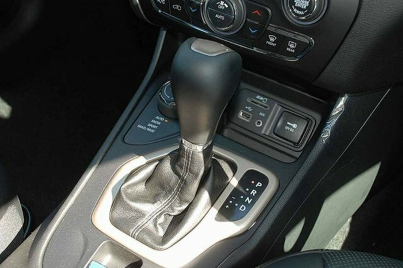 2015 JEEP CHEROKEE LIMITED (4x4) KL MY15