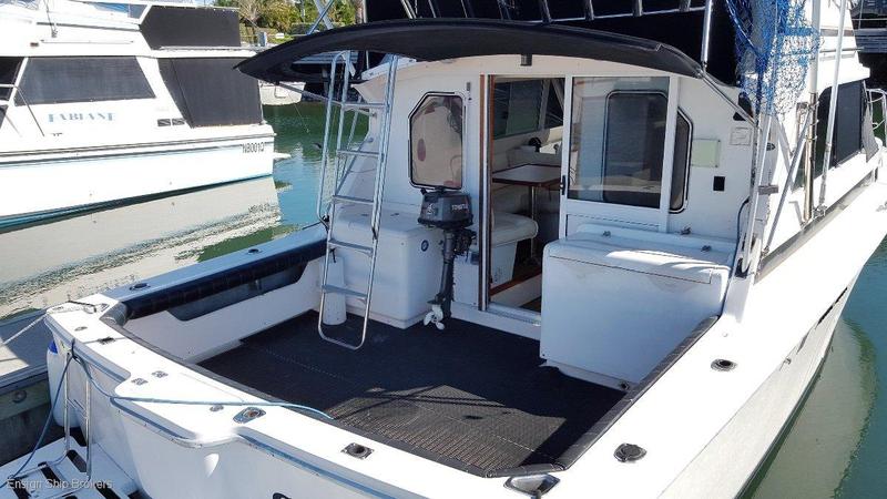 Caribbean 32 Flybridge Cruiser