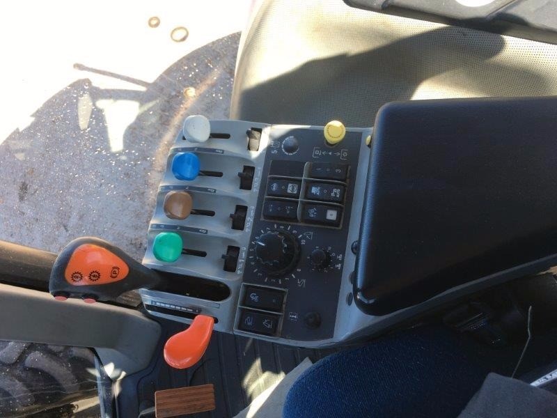 NEW HOLLAND T8050 Tractor