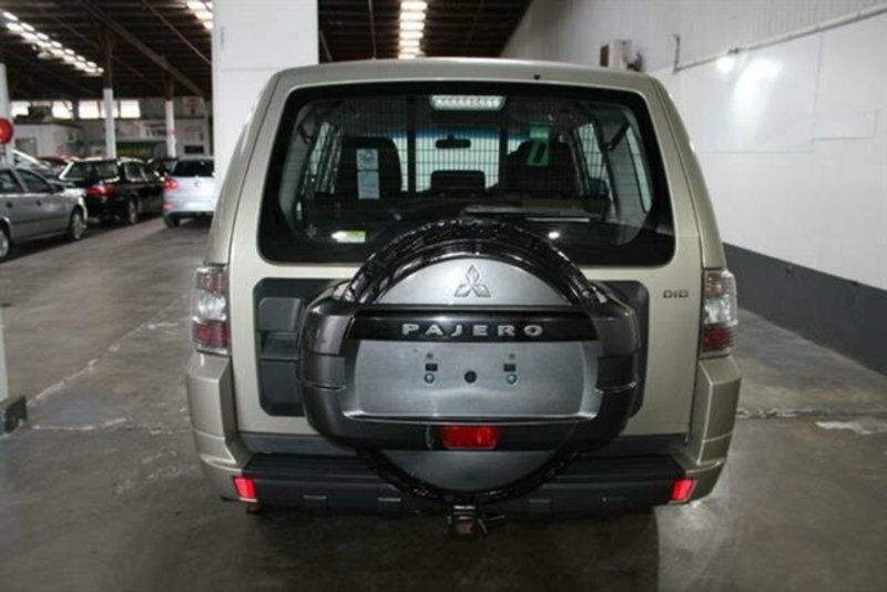 2011 MITSUBISHI PAJERO GL LWB (4x4) NT MY11