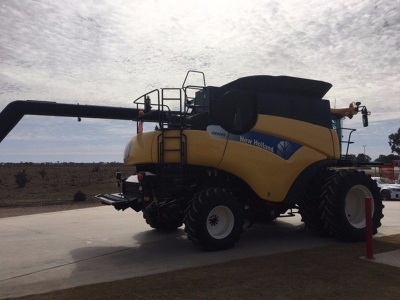 2011 NEW HOLLAND CR9080 HARVESTER