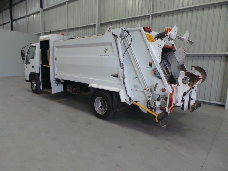 2006 ISUZU NPR400 GARBAGE COMPACTOR