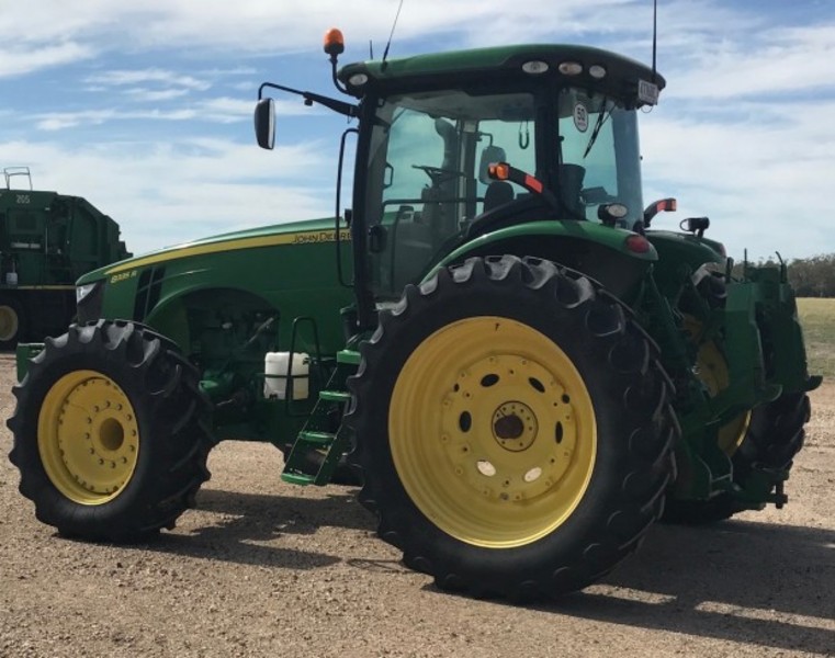 JOHN DEERE 8335R Tractor