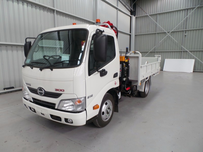 2016 HINO 616 - 300 Series 616 - 300 Series Truck