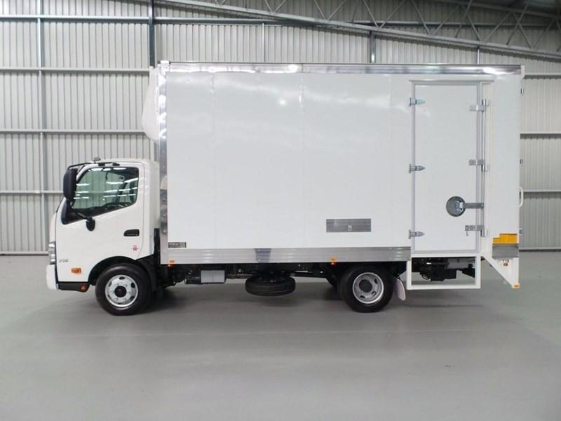 2017 HINO 300 SERIES - 716