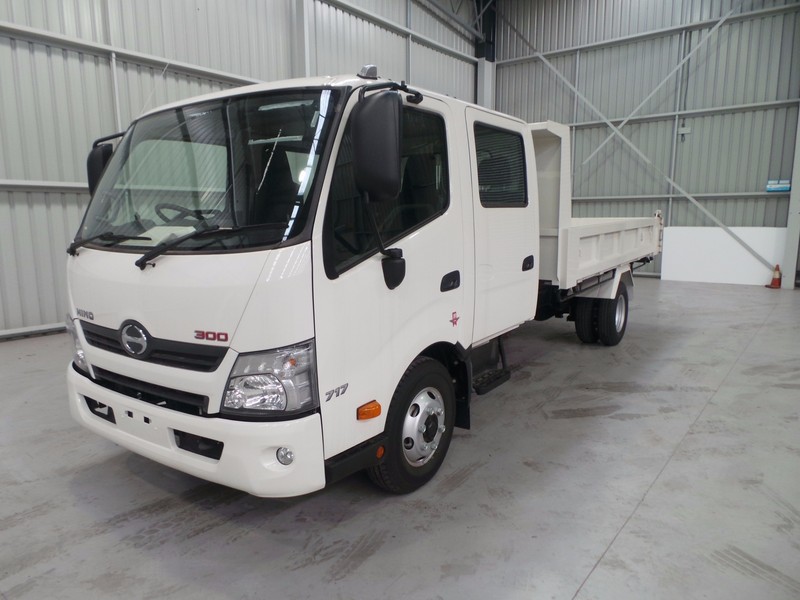 2016 HINO 717 - 300 Series 717 - 300 Series Truck