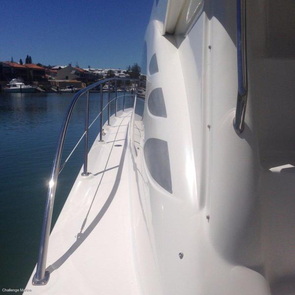 Sea Ray 44 Sedan Bridge Big volume live aboard resort style living