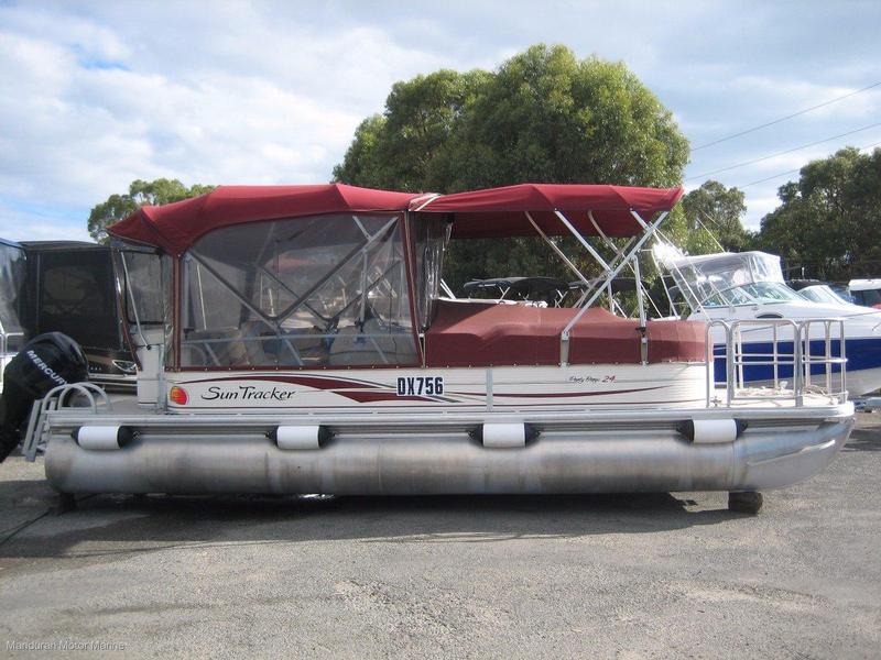 Sun Tracker Party Barge 24