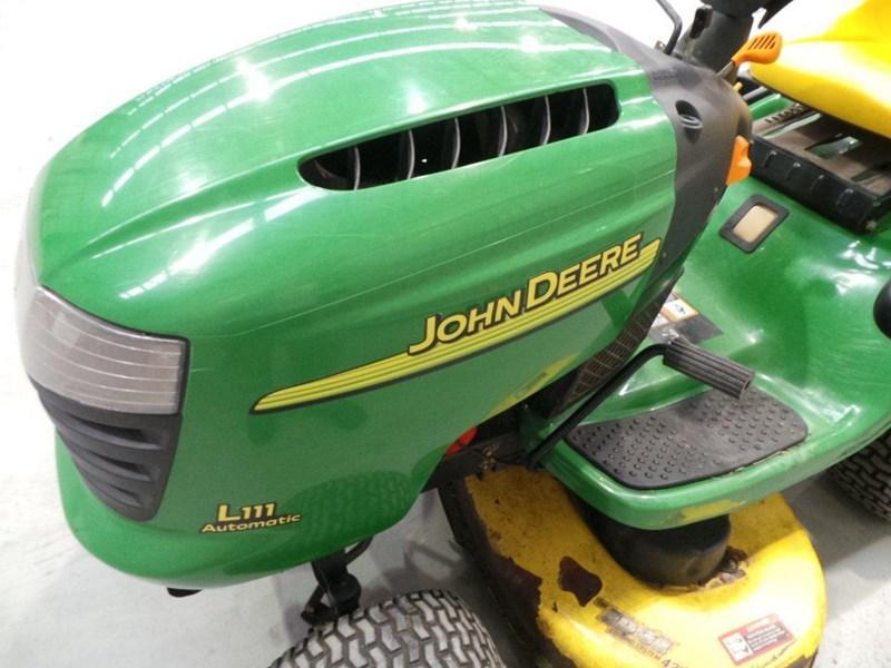 JOHN DEERE L111 RIDE ON MOWER