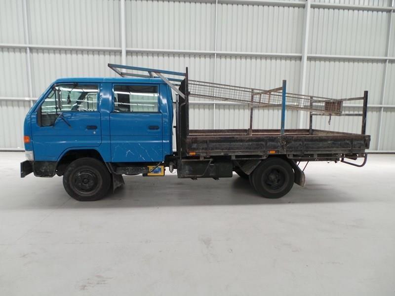 2001 TOYOTA DYNA TRAY TRUCK