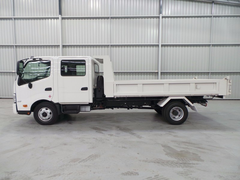 2016 HINO 717 - 300 Series 717 - 300 Series Truck